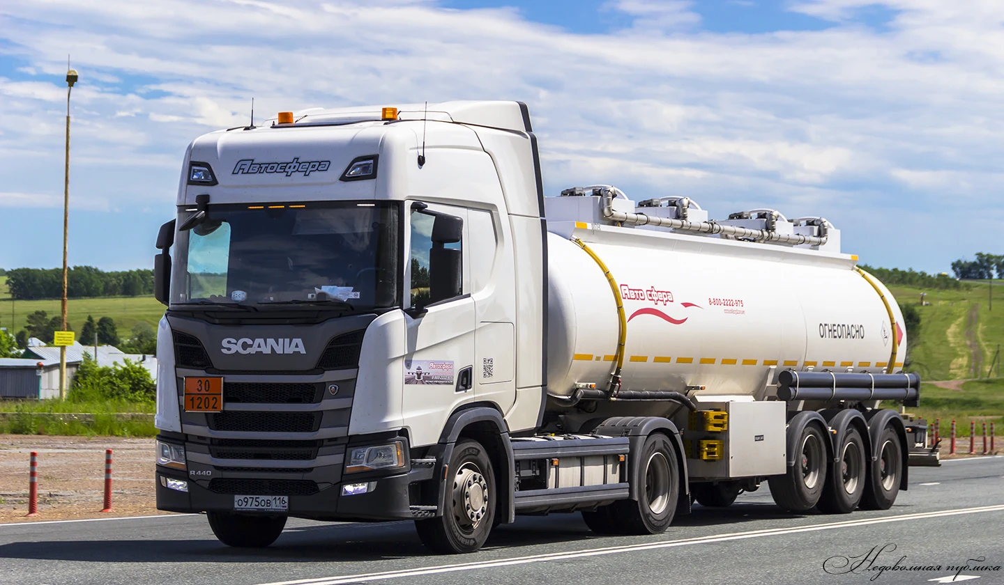 Фирменный бензовоз Scania компании Автосфера
